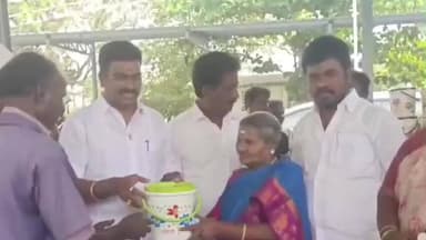 வாலாஜாபாத்: வாலாஜாபாத் பேரூராட்சியில் தூய்மை பணியாளர்கள் கௌரவிப்பு