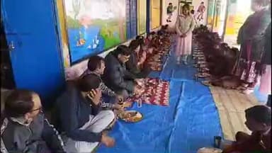 कलीनगर: टहा पोटा गांव पहुंचे डीएम और बीएसए ने बच्चों के साथ बैठकर मिड डे मील का आनंद लिया
