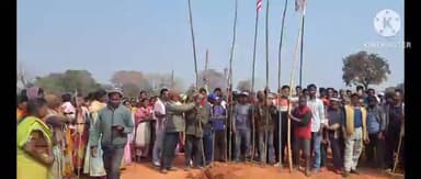 इटकी: इटकी के सेमरा गांव में ग्रामीणों ने चारागाह भूमि बताकर गाड़ा सरना झंडा, पारंपरिक हथियारों के साथ हुए थे जमा