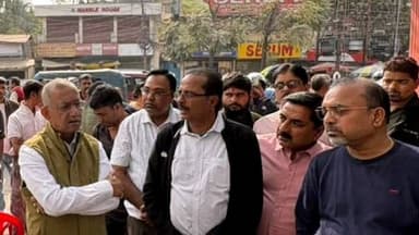 মাটিগাড়া: এসএফ রোডে চলা বিভিন্ন সরকারি কাজ পরিদর্শন করলেন মেয়র গৌতম দেব