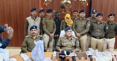 करैरा पुलिस की बड़ी कार्रवाई, अवैध हथियार फैक्ट्री का भंडाफोड़
करैरा ---- करैरा पुलिस ने पपरेडू गांव में छापा मारकर अव...