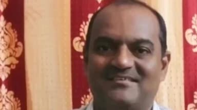 रातू: रातू राजस्व कर्मचारी हत्याकांड: फरार आरोपी संतोष साहू के घर कुर्की जब्ती का इश्तिहार चिपकाया गया