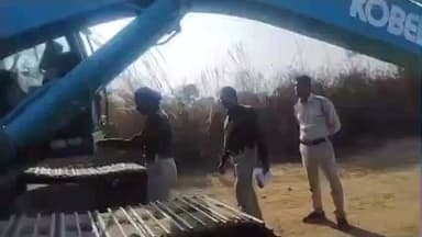 মহম্মদবাজার: বেআইনি বালি উত্তোলন ও পাচারের অভিযোগে, একটি বালি উত্তোলন মেশিন ও ট্রাক্টর আটক করল মহম্মদ বাজার থানার পুলিশ