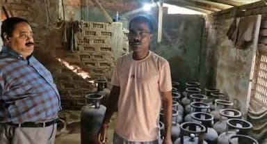 #୫୦୦ରୁ_ଅଧିକ_ଚୋରା_ଗ୍ୟାସ_ଟାଙ୍କି_ଜବତ_ଏବଂ_ଗ୍ୟାସ #କନଭଟର_ମେସିନ_ଜବତ।
ବାଲେଶ୍ୱର ଜିଲ୍ଲା ଭୋଗରାଇ ବ୍ଲକ ଶୁଆଶୁନି ଗ୍ରାମରେ ବେଆଇନ ରୋଷେଇ ଗ୍...