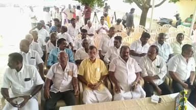 பெரியகுளம்: பெரியகுளம் பண்ணை வீட்டில் தனது ஆதரவாளர்களுடன் ஆலோசனை கூட்டத்தில் ஈடுபட்டு வரும் OPS