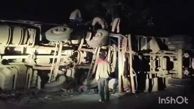 સાપુતારા પોલીસે અકસમતમાં કેબિનમાં ફસાયેલા ડ્રાઇવરને કટર મશીન અને ક્રેઇનની મદદથી સુરક્ષિત બહાર કાઢ્યો