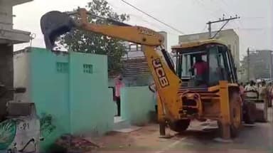 சேந்தமங்கலம்: மேதேரமாதேவியில் நெடுஞ்சாலைத்துறைக்கு சொந்தமான இடத்தை ஆக்கிரமித்து வீடு கட்டியதை அதிகாரிகள் அகற்றினர்