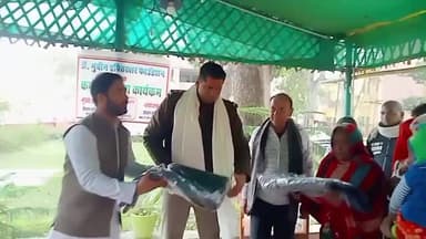 अतरौली: अतरौली में ठंड से जूझते गरीबों को राहत, डॉ मुबीन इफ़्तिख़ार फाउंडेशन ने थाना परिसर में बांटे कंबल