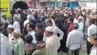 பேரணாம்பட்டு: ஏரிக்குத்தி பகுதியில் நிரந்தர பட்டா மற்றும் பத்திரப்பதிவுக்கு தடையில்லா சான்று வழங்கக்கோரி நூற்றுக்கும் மேற்பட்டோர் சாலை மறியல்