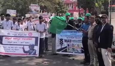 ಹಳಿಯಾಳ: ಪಟ್ಟಣದಲ್ಲಿ ರಸ್ತೆ ಸುರಕ್ಷತಾ ಜಾಗೃತಿ ಜಾಥಾ ಕಾರ್ಯಕ್ರಮ, ತಹಶೀಲ್ದಾರ್ ಫಿರೋಜ್ ಷಾ ಸೋಮನಕಡ್ಡಿ ಚಾಲನೆ, ಮಾಜಿ ಶಾಸಕ ಸುನೀಲ ಹೆಗಡೆ ಭಾಗಿ