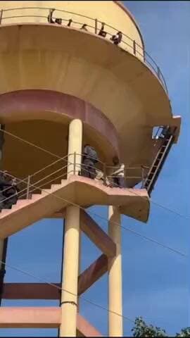 नोखा: रासीसर में पेयजल संकट को लेकर ग्रामीणों ने टंकी पर चढ़कर किया हंगामा