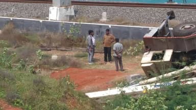 இராமேஸ்வரம்: பாம்பன் பழைய இரும்பு தூக்குப்பாலத்தை அகற்றும் பணியில் ஈடுபட வந்த ராட்சத கிரேன் பாரம் தாங்காமல் தலைக்குப்பற கவிழ்ந்து விழுந்து விபத்து: