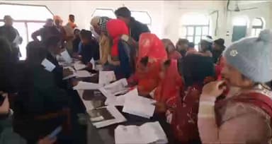 अमरिया: अमरिया ब्लॉक में 'नो मैपिंग' मतदाता परेशान, नोटिस के बाद उमड़ी भारी भीड़