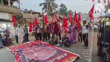 খেজুরি ২: প্রাক্তন মুখ্যমন্ত্রী প্রয়াত জ্যোতি বসুর ফ্লেক্স ছেঁড়ার প্রতিবাদে কুঞ্জপুরে পথ অবরোধ করে বিক্ষোভ দেখালো CPI(M)