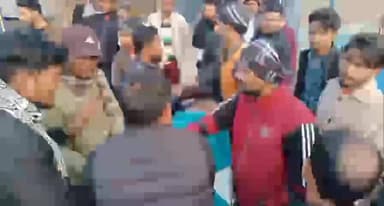 अमरिया: कस्बा अमरिया में टीन शेड डालते समय हाईटेंशन लाइन की चपेट में आया इमरान वेल्डर, हालत गंभीर