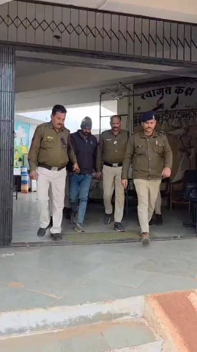 चोरी का चौथा आरोपी गिरफ्तार,चांदी के 32 लाख के आभूषण किए जब्त
शिवपुरी-कोलारस सदर बाजार स्थित सोना-चांदी की दुकान में हु...