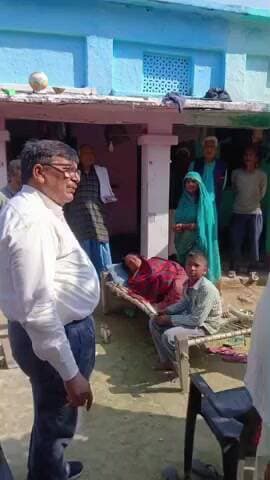 विभूतिपुर: साख मोहन में विधायक अजय कुमार मृतक सुनील यादव के परिजनों से मिलने पहुंचे, सड़क दुर्घटना में हुई थी मौत