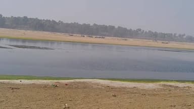 बालू खनन संख्या ९ के पट्टेदार के द्वारा १०में घुसकर बालू का उठाव किया जा रहा है,लगातार खिजरसराय थाना क्षेत्र और महकार था...