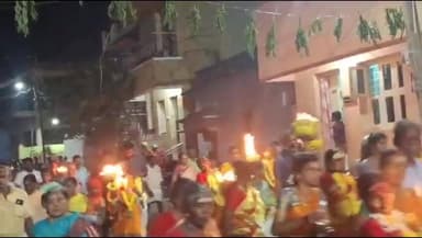 சுரண்டை அழகு மாரியம்மன் திருக்கோவில் தை திருவிழாவை முன்னிட்டு அக்னி சட்டி எடுத்து ஊர்வலம் நடந்தது