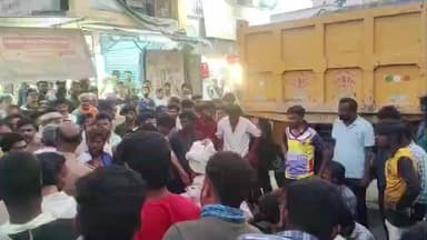 சூளகிரி: சப்படியில் முன்னாள் சென்ற இருசக்கர மீது கிரஷர் டிப்பர் லாரி அதிவேகமாக மோதியதில் வாலிபர் சம்பவ இடத்தில் பலி: கிரஷர் லாரிகளை கண்டித்து சாலை மறியல்