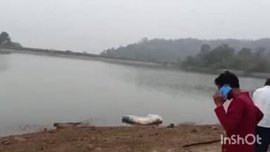 ఇల్లందు: ములకలపల్లి మండల పరిధిలోని మూకమామిడి ప్రాజెక్టులో చేపల వేటకు వెళ్లి ప్రమాదవశాత్తు ప్రాజెక్టులో పడ్డ రాజేష్ అనే యువకుడు