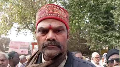 चेनारी: वरिष्ठ नागरिक संघ चेनारी के बैनर तले चेनारी प्रखंड मुख्यालय पर किया गया विरोध प्रदर्शन