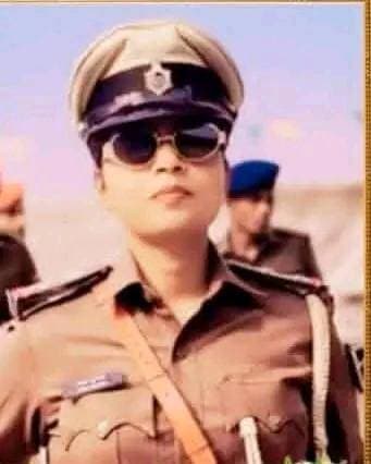 औरंगाबाद में सड़क दुर्घटना में शहीद पुलिस अवर निरीक्षक रिंकी कुमारी के पार्थिव शरीर को पुलिस केन्द्र में पुलिस अधीक्षक अ...