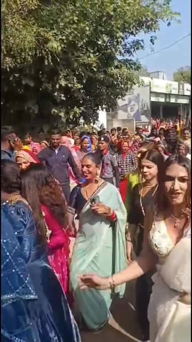 बांदीकुई में किन्नर महासम्मेलन, शोभायात्रा निकाली बालाजी मंदिर में चांदी का छत्र चढ़ाया