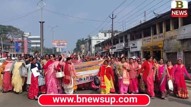 देवरिया की सड़कों पर लाल साड़ी पहनकर उतरी हजारों की संख्या में महिला आखिर क्यों करने लगी प्रदर्शन