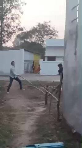 घर पर कोई ना रहने पर बच्चे को अकेले देख कर उसे जान से मारने की धमकी ओर पुलिस प्रशासन भी कुछ ध्यान नहीं दे पा रही #gund@