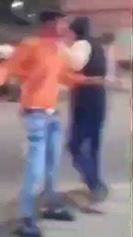 करछना: नैनी सब्जी मंडी के पास केला चोरी के शक में एक युवक को लोगों ने पकड़कर जमकर पीटा, वीडियो सोशल मीडिया पर वायरल