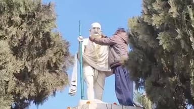 নলহাটি ১: জাতির জনক মহাত্মা গান্ধীর মৃত্যু দিনে ওনার মূর্তিতে মাল্যদান করে শ্রদ্ধা জানানো হল নলহাটি পৌরসভার পক্ষ থেকে