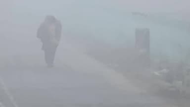 आंवला: आंवला में तापमान गिरा, घना कोहरा छाया, यातायात प्रभावित, आगामी दिनों में वर्षा के आसार