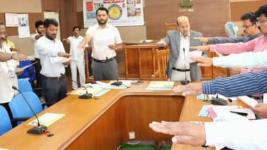 ಕೊಪ್ಪಳ: ಮಹಾತ್ಮ ಗಾಂಧೀಜಿ ಅವರ ಪುಣ್ಯ ಸ್ಮರಣೆ;ಜಿಲ್ಲಾಡಳಿತದಿಂದ "ಸ್ಪರ್ಶ್ ಕುಷ್ಠರೋಗ ಜಾಗೃತಿ ಅಭಿಯಾನ-2026 ನಗರದಲ್ಲಿ ಕರಪತ್ರ ಬಿಡುಗಡೆ