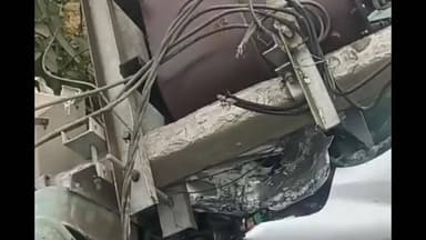 मरौना: नदी थाना क्षेत्र के बेलही चौक के पास सुबह 7 बजे तेज रफ्तार कार बिजली के खंभे से टकराई