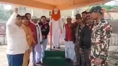 महुआ: महुआ के गांधी स्मारक चौक पर महात्मा गांधी की पुण्यतिथि पर लोगों ने उनकी प्रतिमा पर श्रद्धा सुमन अर्पित किए