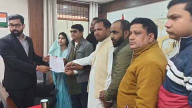 मथुरा: डीग स्थित अंबेडकर भवन के पुनरुद्धार व पीतल की प्रतिमा स्थापना की मांग को लेकर पार्षदों ने नगर आयोग को सौंपा ज्ञापन