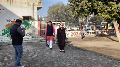 बुलंदशहर: डीएम ने सदर तहसील स्थित ईवीएम वेयरहाउस का निरीक्षण किया, मान्यता प्राप्त राजनीतिक दलों के प्रतिनिधि भी रहे मौजूद