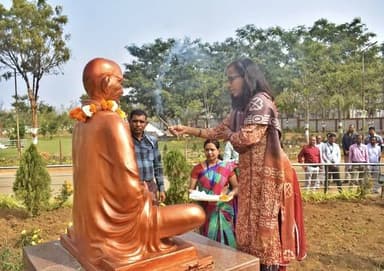राष्ट्रपिता महात्मा गांधी की पुण्यतिथि पर आज संयुक्त जिला कार्यालय परिसर में स्थित महात्मा गांधी जी की प्रतिमा पर की गई ...