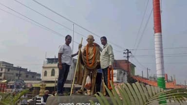 ସୋହେଲା: ସୋହେଲା ମୁଖ୍ଯ ଛକ ସତ୍ଯାଗ୍ରହ ସ୍ମାରକୀ ପୀଠରେ ଆଜି ଜାତିର ଜନକ ମହାତ୍ମାଗାନ୍ଧୀଙ୍କ ତିରୋଧାନ ଦିବସ ପାଳିତ ହୋଇ ଯାଇଛି