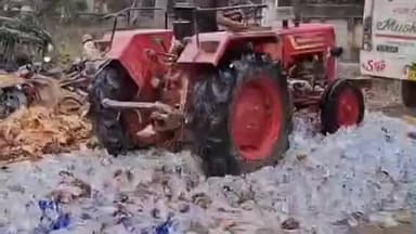 परिहार: परिहार थाना परिसर में 13 मामलों में ज़ब्त शराब को ट्रैक्टर से किया विनष्ट, अंचलाधिकारी रहे मौजूद