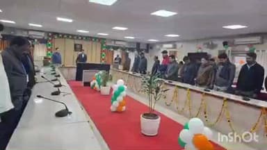 बलरामपुर: महात्मा गांधी की पुण्यतिथि पर कलेक्ट्रेट में मौन धारण कर श्रद्धांजलि दी गई