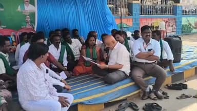 ಚಳ್ಳಕೆರೆ: ನಗರದ ರೈತರ ಪ್ರತಿಭಟನಾ ಸ್ಥಳಕ್ಕೆ
ತಹಶಿಲ್ದಾರ್ ರೆಹಾನ್ ಪಾಷ ಬೇಟಿ