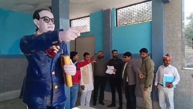 मथुरा: अंबेडकर भवन के पुनरुद्धार और भव्य पीतल प्रतिमा स्थापना को लेकर नगर निगम प्रतिनिधिमंडल ने डीग गेट का किया निरीक्षण