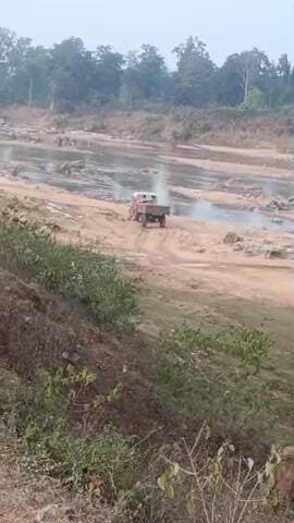 tahsildar dwara Koi kaarvayi nahin hona Kisi ek Ko target karke kaarvayi karna sabhi Ko chhod dena