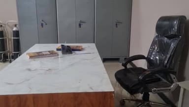 मऊरानीपुर: मऊरानीपुर सीएचसी के इमरजेंसी वार्ड में डॉक्टर नदारद,वीडियो वायरल—खाली कुर्सी ने खोली स्वास्थ्य व्यवस्था की पोल