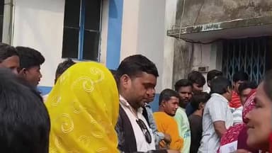 গড়বেতা ৩: চন্দ্রকোনারোড BDO অফিস প্রাঙ্গনে SIR সংশোধনী ক্যাম্পে ভির সাধারণ মানুষের,জল ও শুকনো খাবার প্রদান করল তৃণমূল