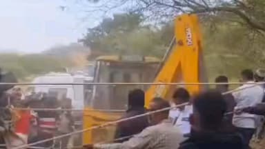 सीकर: हर्ष की पहाड़ी पर मेटाडोर पलटने से 40 श्रद्धालु घायल हुए