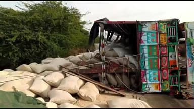 बदरवास: मोटरसाइकिल सवार को बचाने में शिवनाथ होटल के पास पलटा ट्रक, चालक को आई मामूली चोट