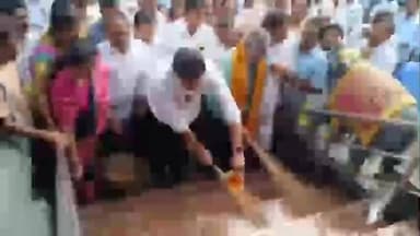 తణుకు: పసుపు నీళ్లతో ఆలయాన్ని శుద్ధి చేసిన: ఎమ్మెల్యే ఆరిమిల్లి